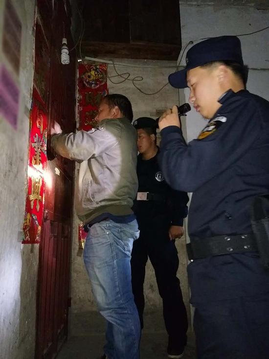 西秀区粗心妈妈误将幼女锁家中 